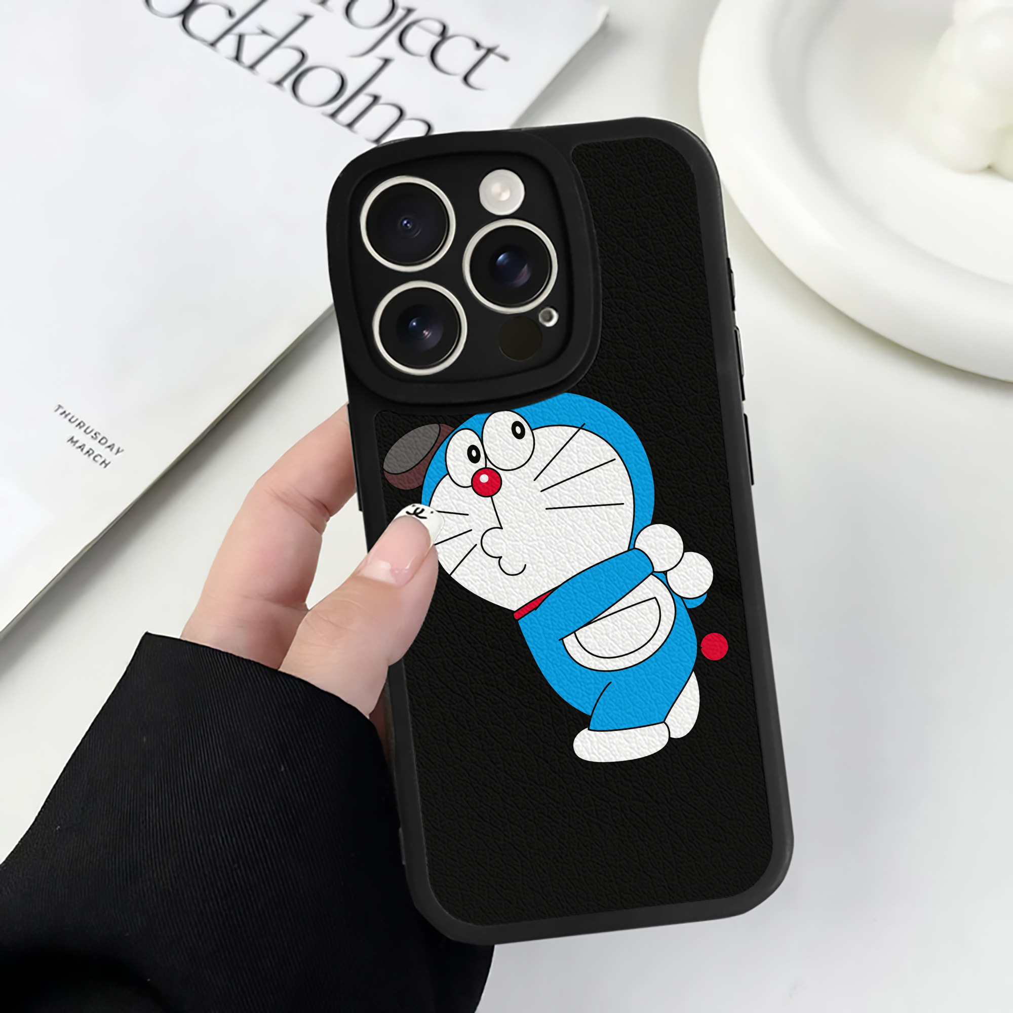 （画像用） ドラえもん Doraemon 【iPhone 16シリーズ対応】シリコンスマホケース（レザー調） 材質：シリコン